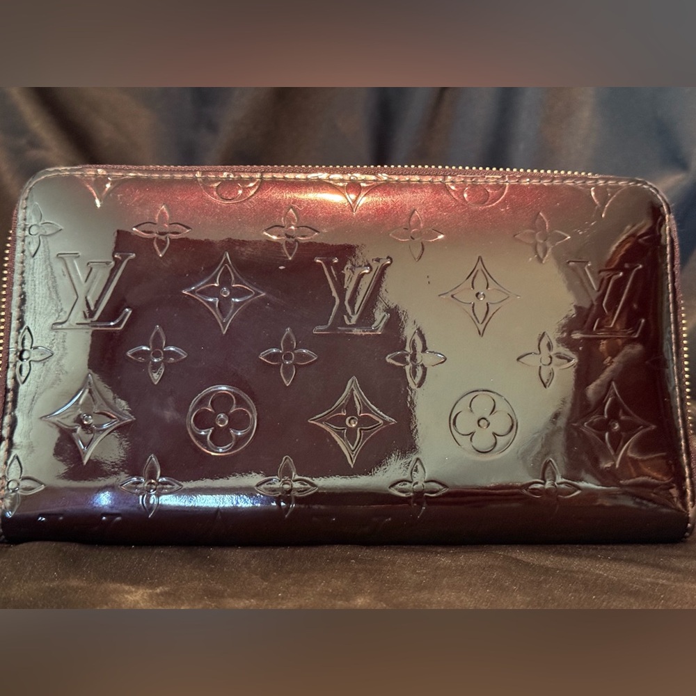 ❌SOKD❌💯Authentic Louis Vuitton Enamel Amarante vernis Monogram Zippy Wallet